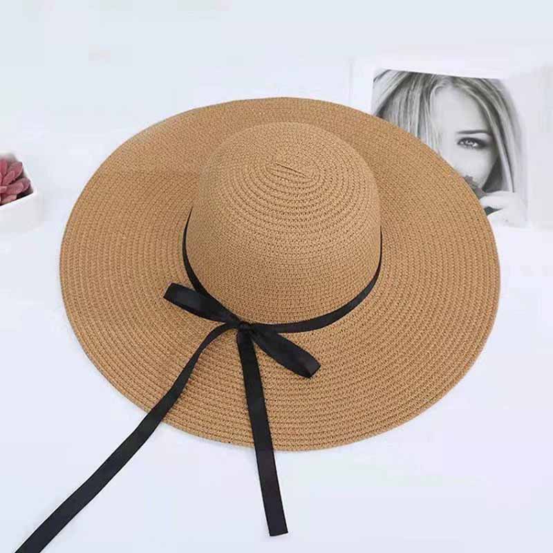 Chapeau coloré de paille